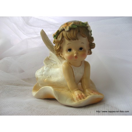 figurine ange à la couronne de fleurs pour baptême ou naissance