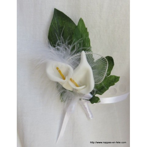 broche boutonnière modèle aux roses blanches