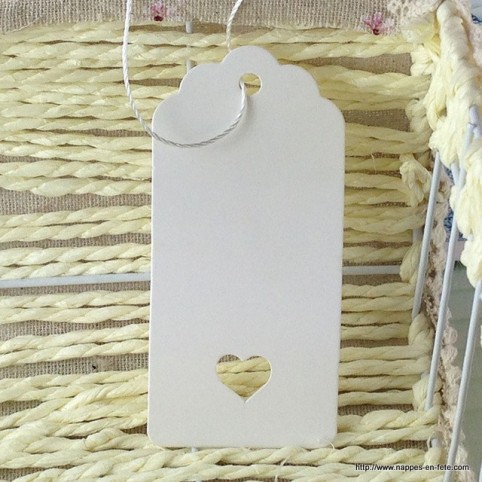 Etiquette tag carton blanc modèle moyen avec coeur