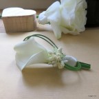 broche boutonnière mariage avec arum blanc