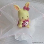 Figurine bébé lapin rose pour baptême