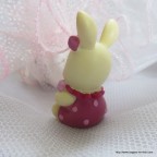 Figurine bébé lapin rose pour baptême