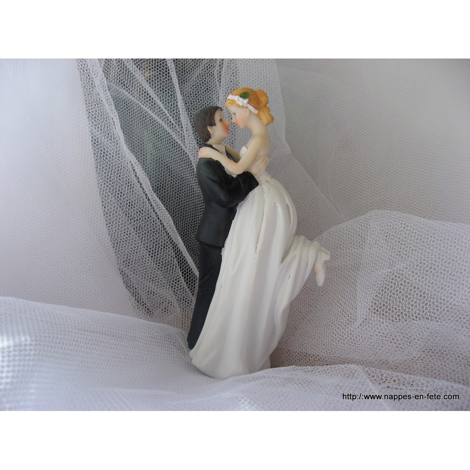 Originale figurine de marié portant sa femme