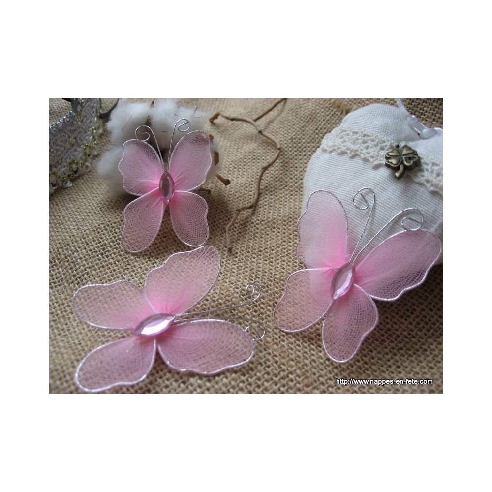 papillon rose pale en voile pour déco de table de fête