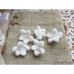 petite fleur miniature en velours blanc