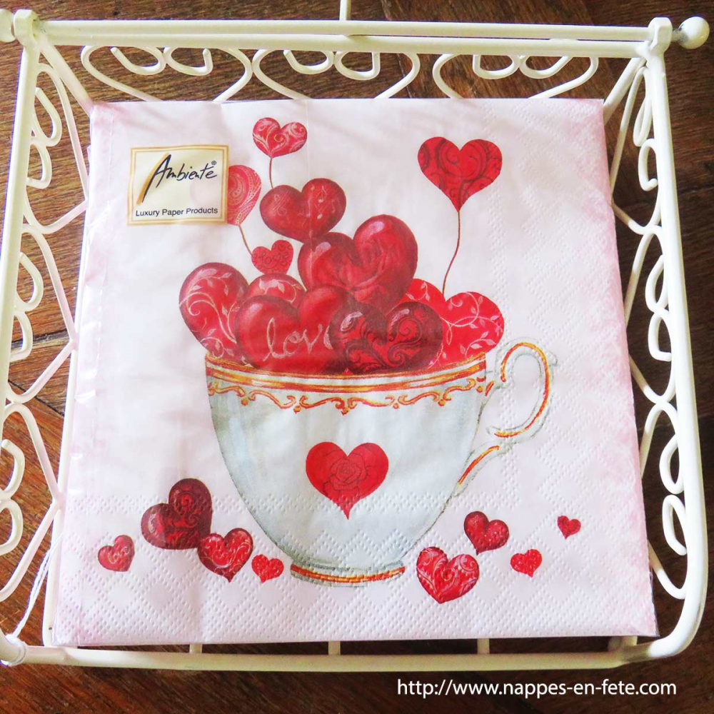 Très belles serviettes en papier avec cœurs pour saint Valentin ou