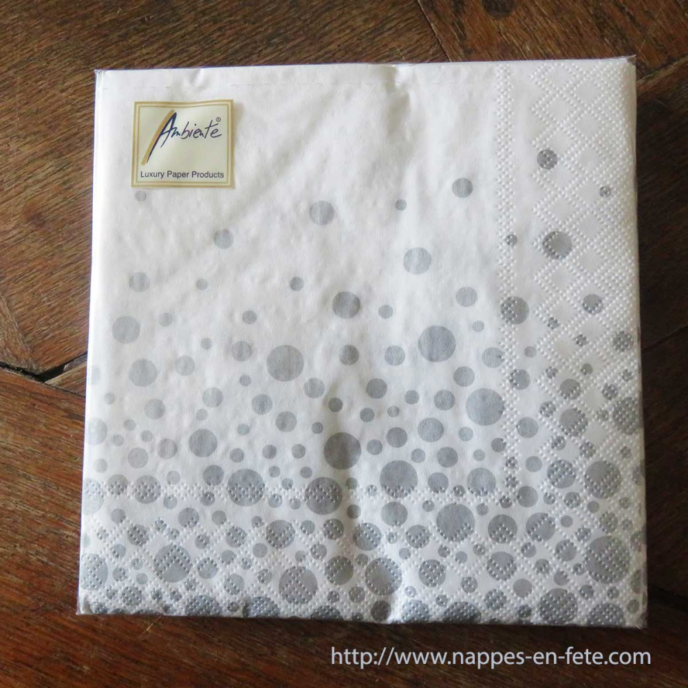 Très belles serviettes en papier argenté pour jour de l'an