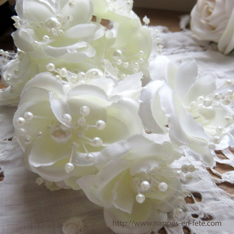 Fleurs ivoires pour coiffure de mariée
