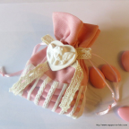 Très joli petit sac à dragées bicolore en lin rose orné de dentelle et d'un petit ange