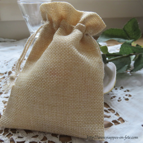 Petit sac a dragees en toile de jute claire