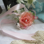 Bracelet avec fleur blanche, cœur rose, pour mariage