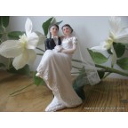 Originale figurine marié portant la mariée