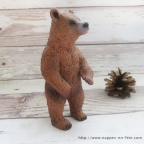 Figurine ours brun debout en plastique souple