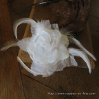 fleur blanche avec plumes montée en broche avec élastique pour cheveux