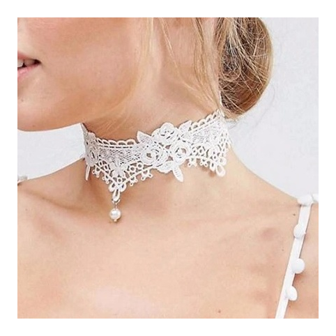 collier gothique en dentelle blanche avec perles