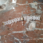 collier gothique en dentelle blanche avec médaillon central camée et perles
