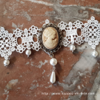 collier gothique en dentelle blanche avec médaillon camée perles