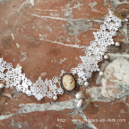 collier gothique en dentelle blanche avec médaillon camée perles